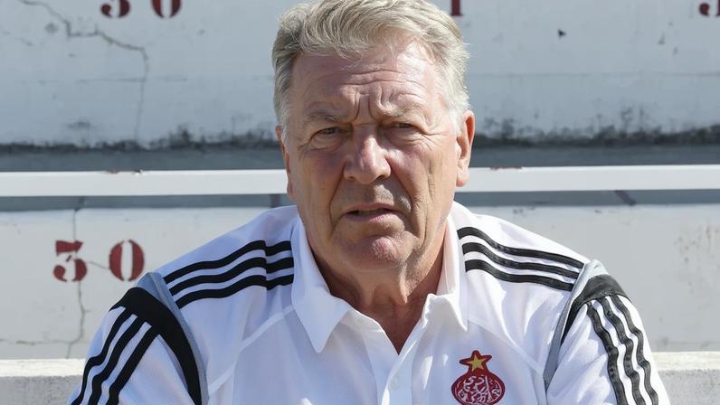 John Toshack em 2015, a orientar o WAC Casablanca