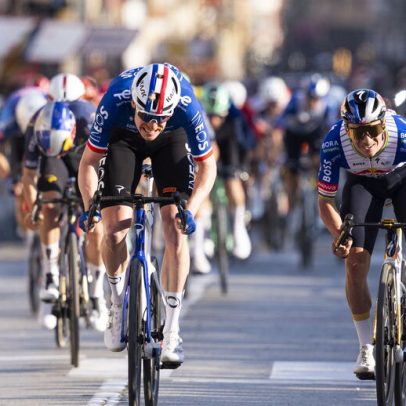 Evenepoel cai a poucos metros do fim, Godon vence etapa na Volta à Catalunha