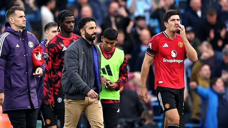 Harry Maguire com Ruben Amorim durante a passagem do técnico pelo Manchester United