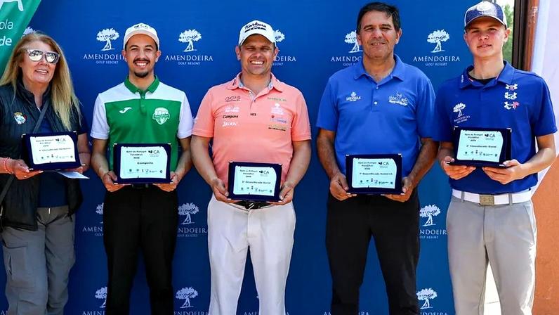 Os principais premiados com o campeão em segundo a contar da esquerda