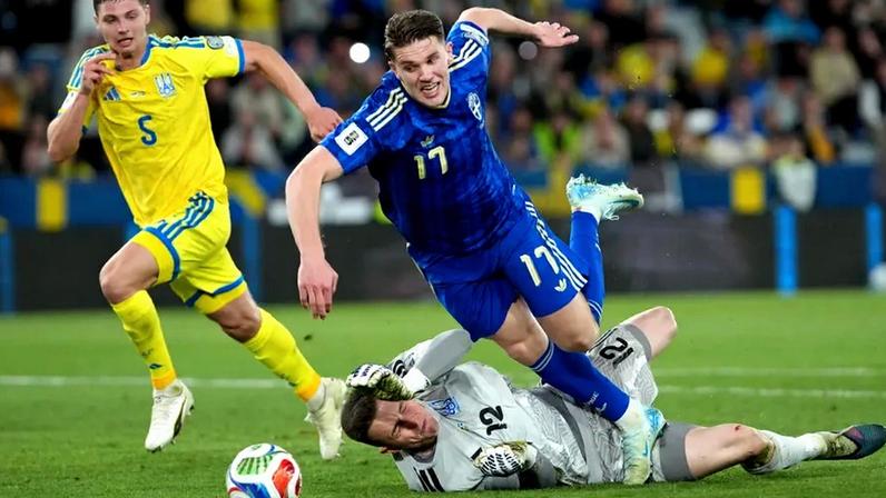 O penálti cometido por Trubin sobre Gyökeres no Ucrânia-Suécia