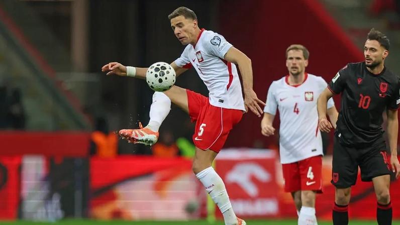 Bednarek no momento em que falhou a abordagem à bola e deixou Arber Hoxha isolado