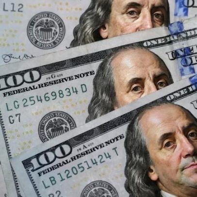 Trump assina notas de dólar, rompendo tradição de 165 anos