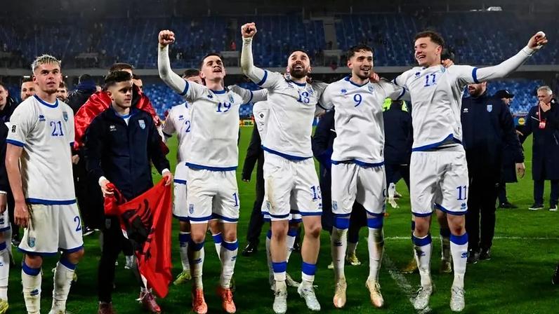 Jogadores do Kosovo após o triunfo frente à Eslováquia