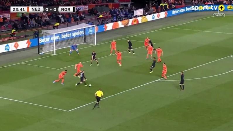 'Dançou' para lá e para cá e finalizou com muita classe: Schjelderup estreou-se assim a marcar pela Noruega