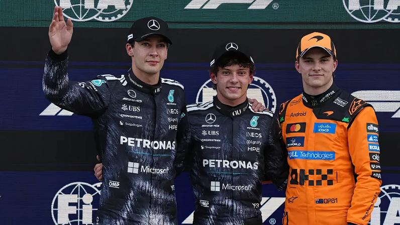 George Russell (à esquerda), Kimi Antonelli (ao centro) e Oscar Piastri (à direita) após a qualificação para o GP do Japão