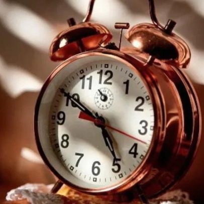 Relógios adiantam uma hora na próxima madrugada