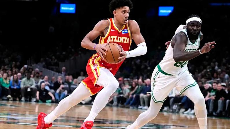 Neemias Queta em ação frente aos Atlanta Hawks