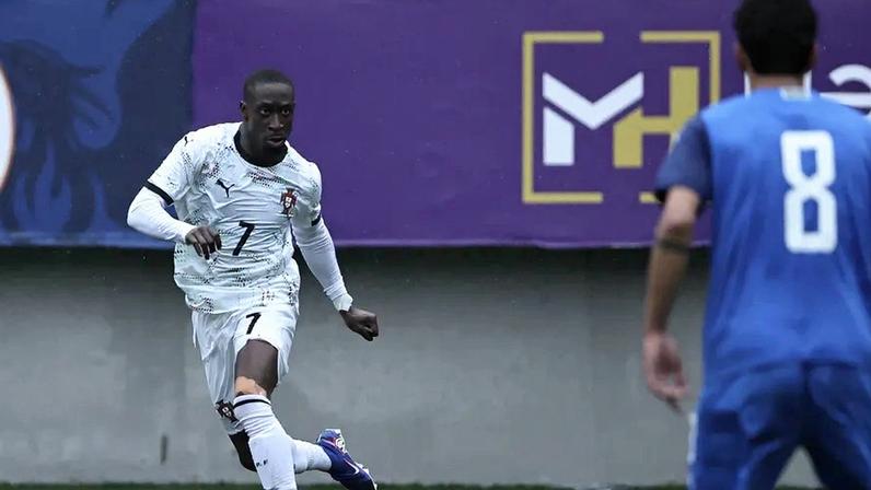 Forbs foi titular na vitória no Azerbaijão