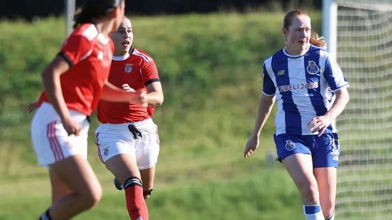 Encarnadas e azuis e brancas em ação