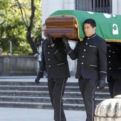 Último adeus a José Maria Ricciardi, bandeira do Sporting sobre o caixão