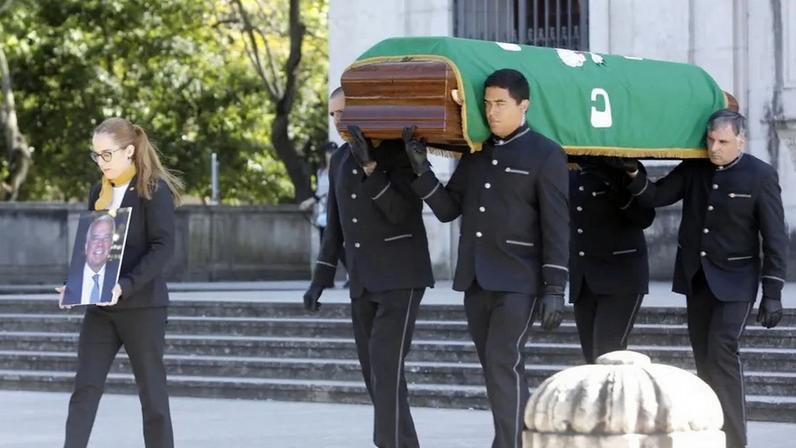 Caixão de José Maria Ricciardi à saída da Basílica da Estrela