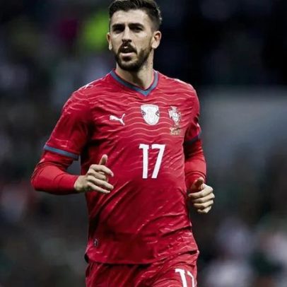 Paulinho é ovacionado por adeptos mexicanos no Estádio Azteca