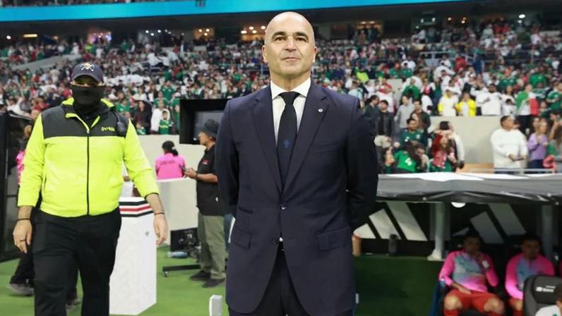 Roberto Martínez reage junto ao banco de Portugal