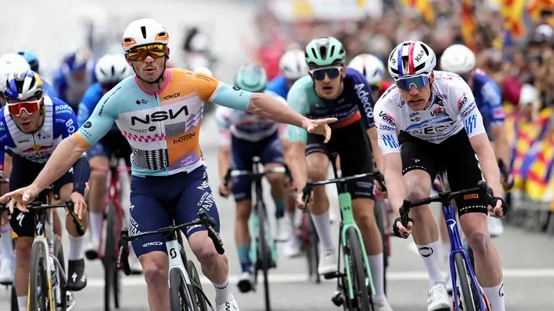 Brady Gilmore (à esquerda) festeja vitória na 7.ª etapa da Volta à Catalunha