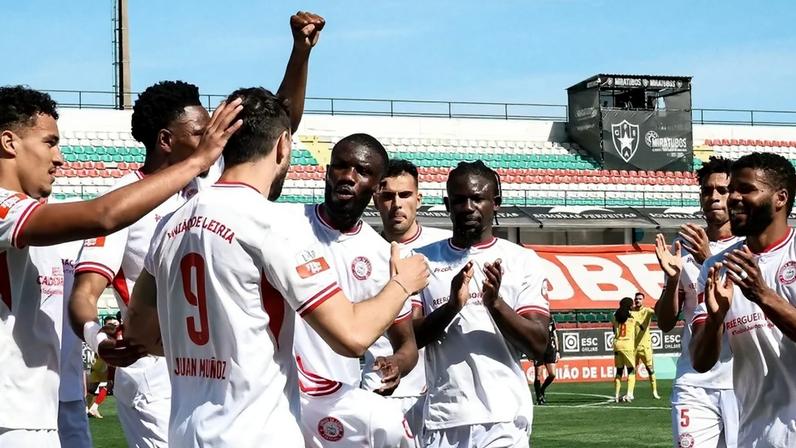 Jogadores da U. Leiria celebram o primeiro golo, da autoria de Muñoz