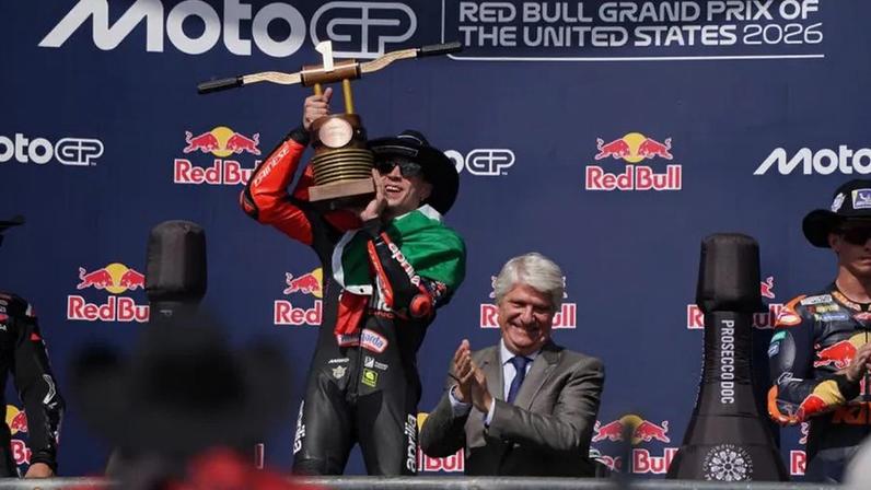 Marco Bezzecchi festeja a conquista do GP dos Estados Unidos