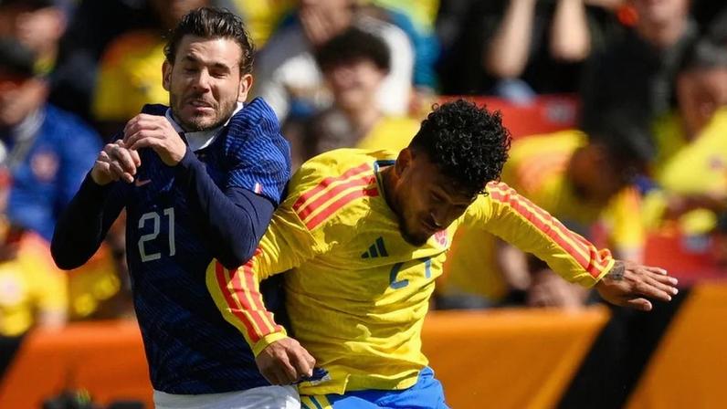 Hernandez e Luis Suárez disputam uma bola pelo ar durante o Colômbia-França