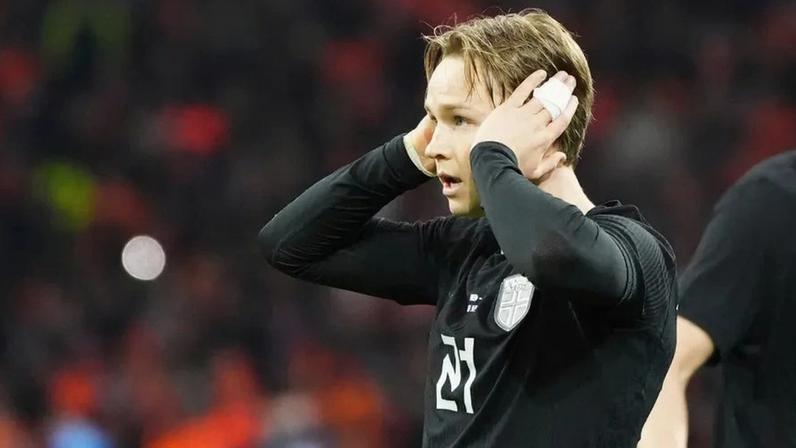 Schjelderup festeja o primeiro golo pela seleção principal da Noruega