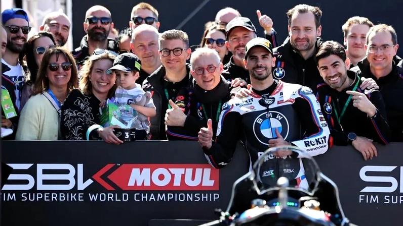Miguel Oliveira celebra com a equipa e a família no GP Portugal de Superbikes