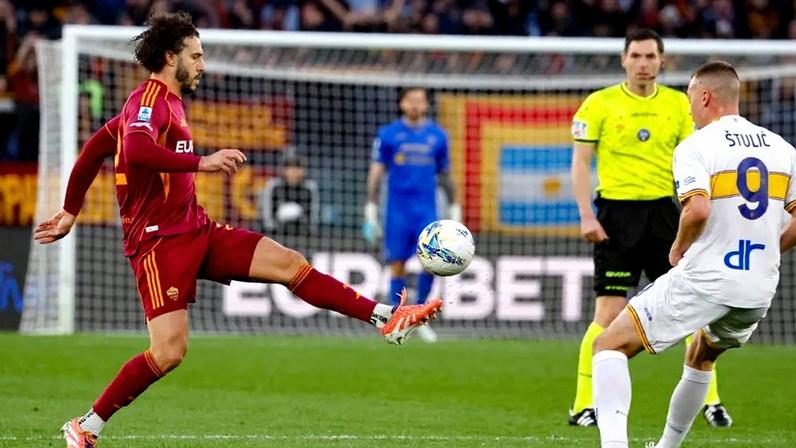 Mario Hermoso permanece na capital italiana