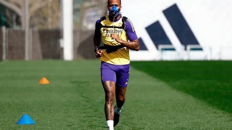 Éder Militão regressa aos treinos após lesão