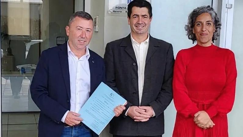 Sérgio Duarte (esq.) com Ricardo Estrela e Rita Viana, presidente e ‘vice’ do emblema açoriano, respetivamente