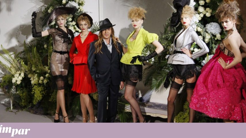 John Galliano em 2009 no final de um desfile da Dior, em Paris