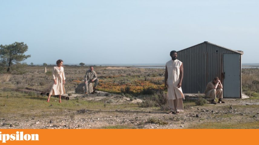 Matamba Joaquim, António Simão, Thomas Coumans e São José Correia compõem o elenco do Teatro Griot neste *Combate de Negro e de Cães*