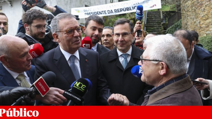 O Presidente da República, António José Seguro, durante a visita à aldeia de Mourísia, na União das Freguesias de Cerdeira e Moura da Serra, no concelho de Arganil