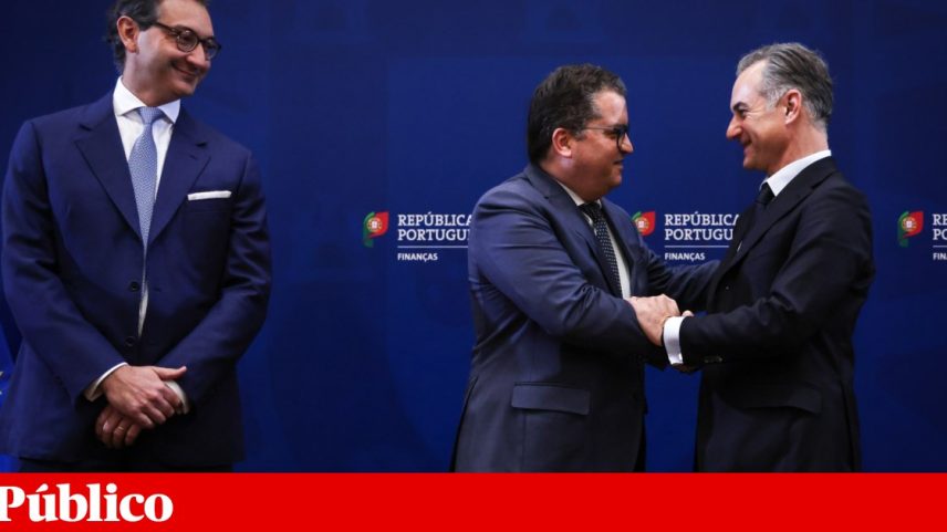 O presidente executivo do BPCE, Nicolas Namias, cumprimenta o ministro das Finanças, Joaquim Miranda Sarmento, na assinatura da venda do Novo Banco. Ao lado, Kambiz Nourbakhsh, da Lone Star