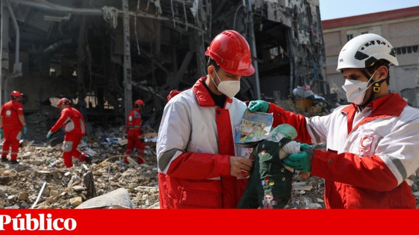 Membros do Crescente Vermelho Iraniano trabalham junto a uma infra-estrutura civil destruída por um ataque israelita em Teerão