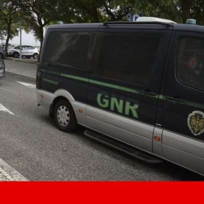 Filho de suspeito de duplo homicídio assistiu ao enterro da mãe na serra