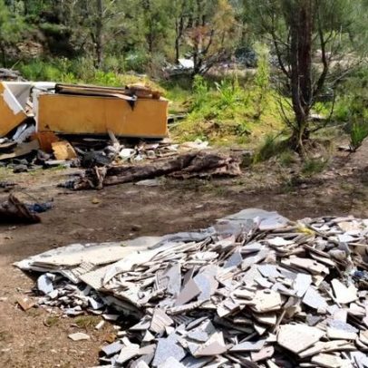 Lixeira de Laundos fecha, mas deposição de lixo continua