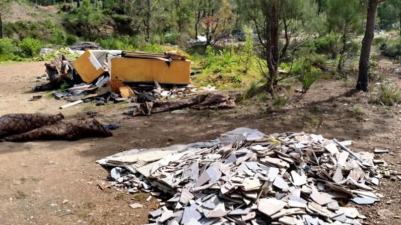 Lixeira de Laundos fecha, mas deposição de lixo continua