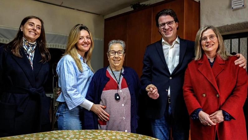 Lurdes vive sozinha e recebe ajuda após várias quedas