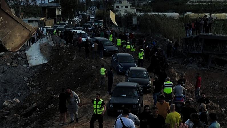 Libaneses atravessam ponte destruída ao amanhecer para chegar ao sul após cessar-fogo