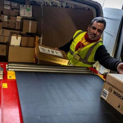 Do aeroporto à porta de casa: JN acompanha distribuição de encomendas