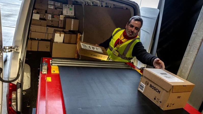 Do aeroporto à porta de casa: JN acompanha distribuição de encomendas