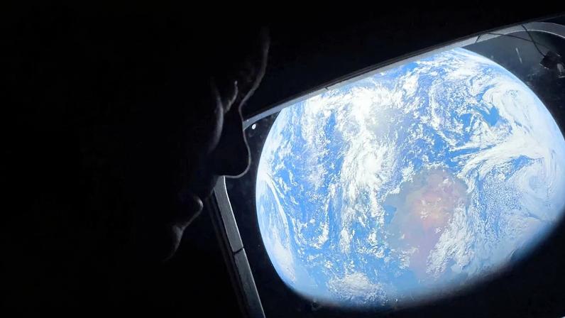 A 4 de abril de 2026, o astronauta da NASA e comandante da missão Artemis II, Reid Wiseman, observa através de uma das janelas principais da cápsula Orion