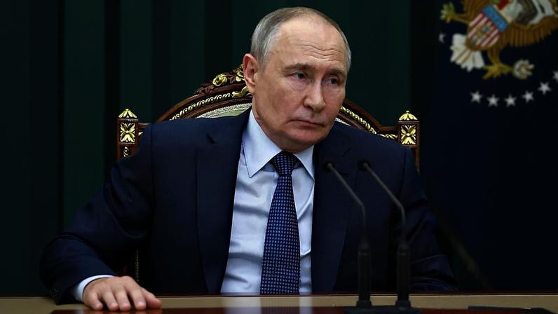 UE aprova sanções à Rússia, mantém suspensa proibição de serviços marítimos