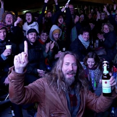 Vitória do partido Tisza é recebida com alegria nas ruas de Budapeste