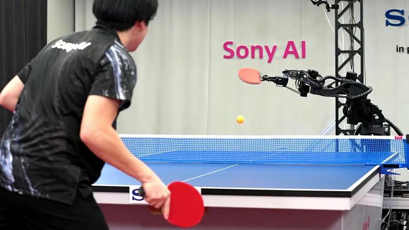Robô de ténis de mesa desenvolvido pela Sony movimenta-se para devolver a bola ao adversário humano, Akito Saeki, durante um jogo em Tóquio, dez. 2025.