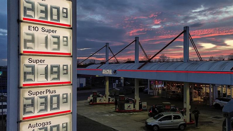 O sol pôs-se atrás de uma bomba de gasolina em Frankfurt, Alemanha, na terça-feira, 31 de março de 2026.