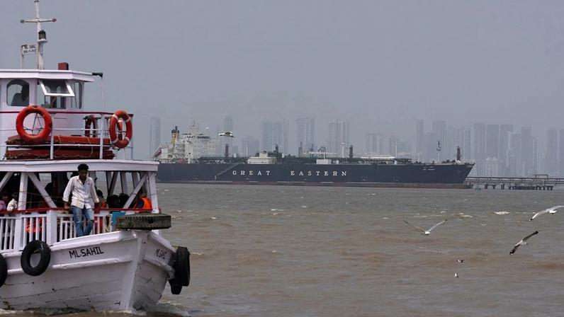 Navio gaseiro Jag Vasant, com bandeira indiana, a transportar GNL no porto de Mumbai após atravessar o estreito de Ormuz, Índia, 1 de abril de 2026