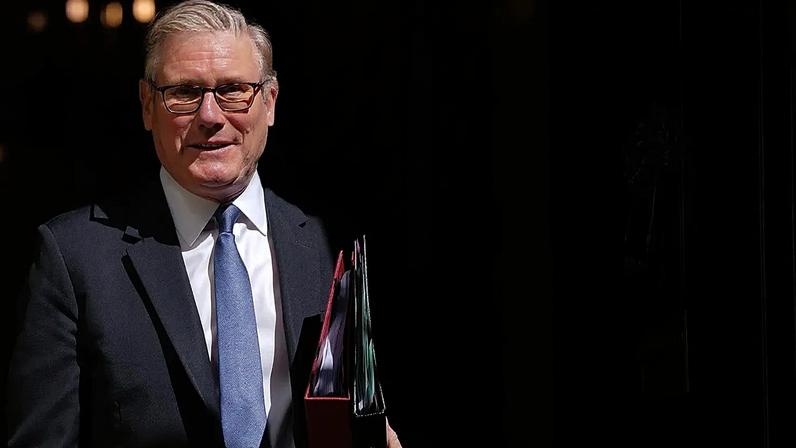 Starmer resiste a apelos de demissão ligados a polémica com Mandelson