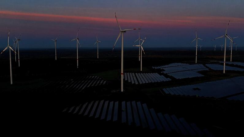 Um novo relatório conclui que, em alguns países europeus, a eletricidade ficou em média quase 25% mais barata entre 2023 e 2025 graças às renováveis.