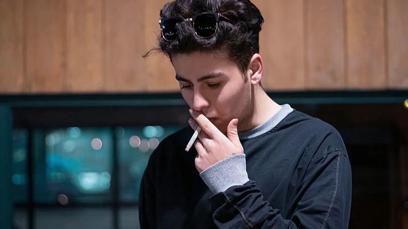 Reino Unido aprova lei anti-tabaco para criar geração sem fumo