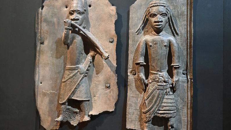 Objetos dos Bronzes do Benim expostos no Museu Linden em Estugarda, Alemanha, em 2022, antes do acordo entre Alemanha e Nigéria para a sua devolução
