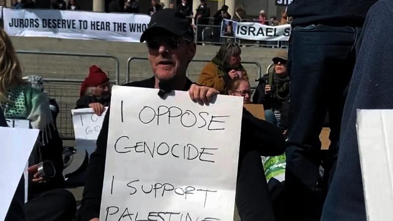 Robert Del Naja, dos Massive Attack, detido durante protesto em Londres